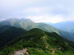 天神峠展望台から谷川岳の方を眺める。
晴れていれば、谷川岳主峰群が見えるはずなのだが、残念ながら雲に隠れて見えなかった。
どうも、先月の入笠山で運を使い果たしたような気がする。