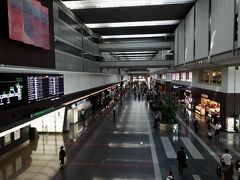 8:00 羽田空港

滅多に来ない羽田なのでショップを見て回りたかったけれど早すぎました。でも成田よりもきれいで活気があるなぁ。