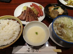 まずは昼ごはん！
仙台駅構内の牛タン通りにある[たんや善治郎]で牛タン定食！
この牛タンはもちろんのこと、ソーセージ、テールスープ美味しかった！