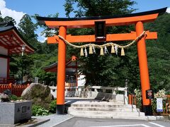 p.m.2:15
昇仙峡からほど近い、金櫻神社に来ました♪
いいお天気で、駐車場もけっこう停まってる(･ω･;