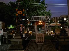 19:30 遍照院。手前が踏み切りになっていて独特です。鎌倉のお寺に似た光景です。
