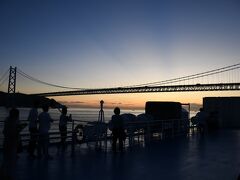 さて、メインイベントの明石海峡大橋が見えてきました。

ほかの乗客の方もカメラやスマホ片手にデッキで写真を撮りまくってました。
