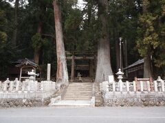 11：17　龍穴神社
結局室生寺前の民間駐車場は誰も出てこなくて料金は支払わず、出発してものの3分ほどで龍穴神社に到着。

駐車場がないので、路駐。