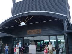 由布院駅


山の中でモダンな駅舎でした。