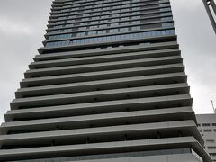 複合施設「WATERS takeshiba（ウォーターズ竹芝）」のタワー棟の16～26階がホテルになっています。