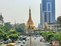 スーレーパゴダ（Sule Pagoda）

街の中心部、道路のロータリーの中に建っている仏塔。
…というか、もはやこれがロータリー(;^_^A。
ヤンゴン中心部はこのスーレーパゴダを中心に設計されているらしいです