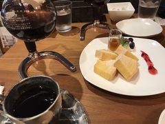 食後の休憩へ。お店は20:00までですが、イートインは18:00ラストオーダー、ぎりぎり滑り込みでした。
サイフォンコーヒーがお代わりつきで出される方式。