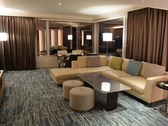 ＜ＪＷマリオットホテル香港：香港スイートルーム＞

まずドアを開けるとこの空間☆彡
ひろーーーーーーい♪