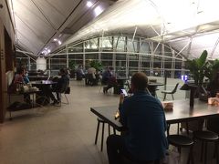 ＜キャセイラウンジ：ザ・デッキ＞

ヌードルバーの先は天井も高く開放感ある空間。
気持ちがいいので、ここで担々麺を待ちます！

◆ラウンジ内は全てFree Wifiです。
◆ここは「ザ・テラス」「ITゾーン」という場所でした。