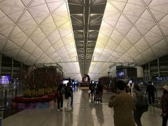 ＜香港チェクラップコク国際空港＞23:45

搭乗時刻0:45まであと1時間！

空港のターミナル１ってとにかく広すぎる･･･
1～80番ゲート、511～530番ゲートまである！
マンモスターミナルです。

でもあと２つのラウンジも絶対に入りたい！！！

次は「ザ・ブリッジ」へ。
どうやらこの長い通路の突き当りみたい。