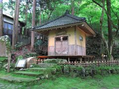 黒谷橋を渡ったところに芭蕉堂という小さなお堂が建っています。明治43年、芭蕉がこよなく親しんだこの地のことを思い、全国に呼び掛け、金沢の俳人・萎文によって建てられたものです。