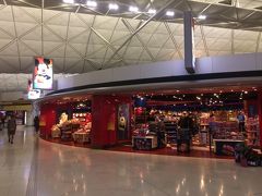 ＜香港チェクラップコク国際空港＞22:00

出国審査が混雑で約15分後に制限区域内へ。

ディズニーストア。
前回の４人で女子旅！マカオ＆香港の時は
ここでお土産を買いました。

４人で女子旅！マカオ＆香港の旅行記はこちらです。
https://4travel.jp/travelogue/11418332