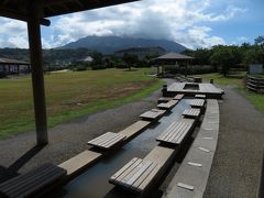 桜島溶岩なぎさ公園と足湯

足湯がありました。
全長約100メートルの長い足湯は日本最大級だそうです。