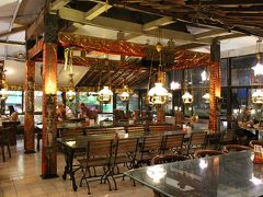 そんな屋台はわたしには敷居が高そうだったので、１７時３０分、前日と同じ、外国人観光客向けのインドネシア料理レストラン、“LEGIAN”へ。

みなさん、2020年のコロナ禍の前にもかかわらず、ソーシャルディスタンスを先取りしたような席の座り方ですね（笑）。