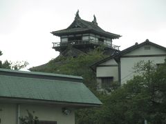 そして次は自殺の名所として有名な東尋坊へ向かいます。
行く途中に丸岡城にも寄りました。
日本最古の現存天守閣とのことです。
