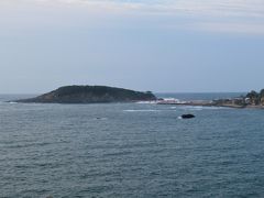 東尋坊からは雄島が見えます。
事前の旅の予習で、東尋坊から飛び降りた人の遺体がこの島にながれつくとか、島を観光する際は、反時計回りに周ってはいけないとか、色々怖い情報ばかりだったので、
ちょっと背筋が寒くなる感じがしました。