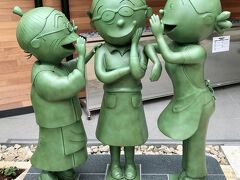 サザエさん通りを歩いて、長谷川町子美術館に来ました。
お庭の銅像だけパチリ。

長谷川町子さんにサザエさんといじわるばあさんが内緒話をしています(^-^)