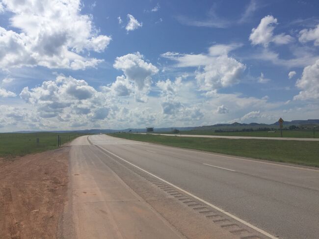 ワイオミング州からハイウェイI-90でサウスダコタ州の州境に来ました。<br /><br />ワイオミング州を走って来ました↓<br />https://4travel.jp/travelogue/12009335<br />