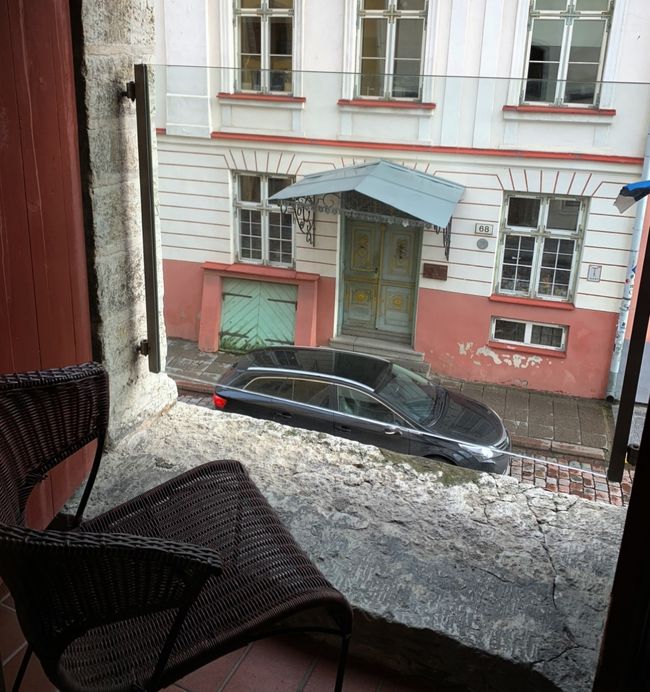 お部屋のテラスから見た図。<br />さて、夕方になって回復。<br />今からちょっとキレイめなお洋服に着替えて<br />『Rataskaevu 16 』へ。<br /><br />この日の為に日本からメールで予約してました☆<br />楽しみすぎて入口の写真とか<br />撮ってへんかったのが悔やまれる…