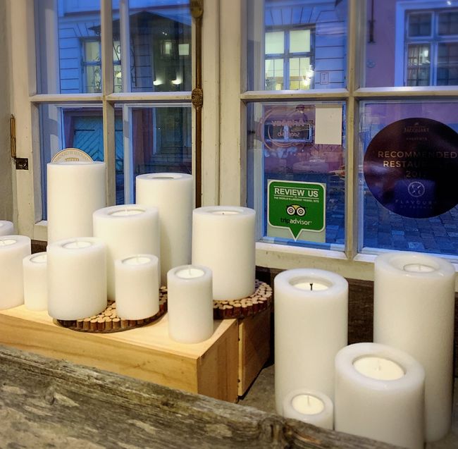 おはようございます。<br />タリン2日目。<br />朝食会場の席はキャンドルに<br />惹かれて窓際選んでみた。