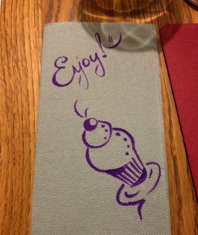 メインが終わってお姉さんにデザートはどう？<br />って聞かれたのでオススメ頼んでみたら<br />フォークと共にこれが…！<br />かわええ。癒される。