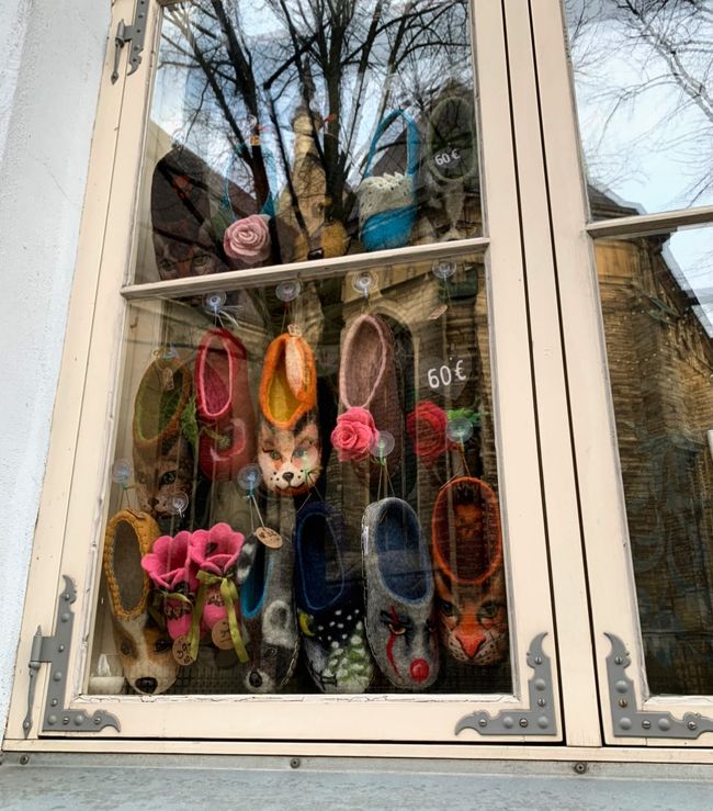 スリッパのお店かな？