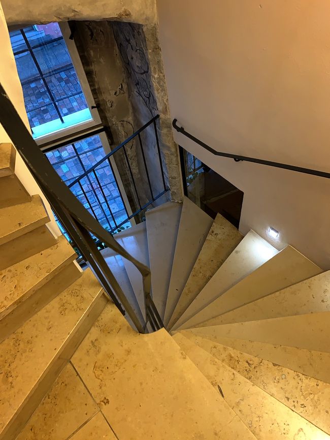 スリーシスターズ内の階段。<br />本当はもっと探検したかったけど膝が死んでるので<br />もっぱらエレベーター使用。