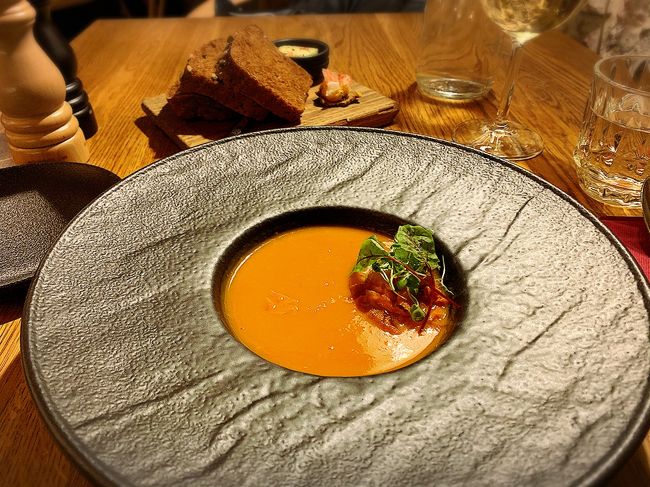 お姉さんオススメの人参と生姜のスープ。<br />いや、まじで美味しい。<br />なんじゃこりゃ。<br />