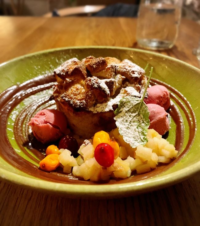 パンプディングかな？<br />甘さ控えめで美味しい。<br />海外のデザートは総じて濃厚で甘みが強いのに<br />このパンプディングは控えめな甘さで<br />お口が幸せになりました。