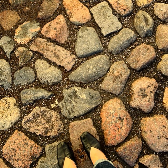 タリンのでこぼこ道。<br />膝やられてきたのでちょっとホテル戻ろかな。