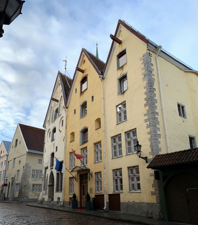 朝のスリーシスターズ。<br />私のお部屋は真ん中正面。