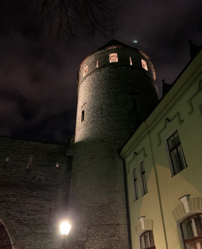 Rataskaevu 16 からホテルまでお散歩。