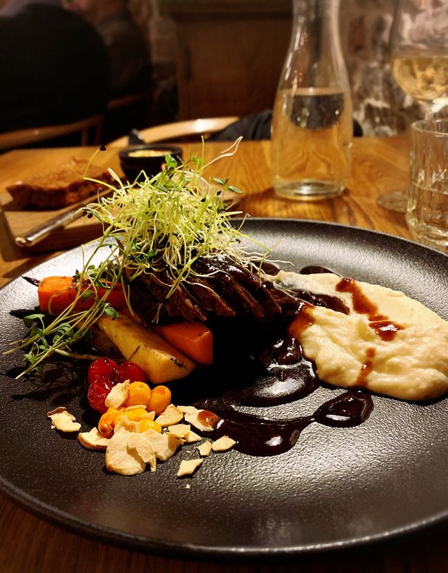 エルクのロースト。<br />エルクってヘラジカなのね。<br />お肉があんまり好きじゃない私ですが、<br />これは人生で1番美味しいお肉でした…！！<br />もう一皿食べれば良かった…<br />また食べたい。