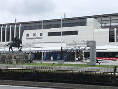 熊谷駅北口に出てみると、熊谷次郎直実像と、「ラグビータウン熊谷」の碑。