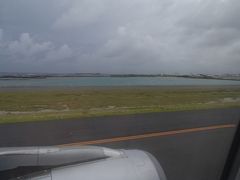 11:10 那覇空港 landing
今年3月末から、第2滑走路を使うようになったようです。降りてからターミナルまで、かなりトコトコ走ります。
「飛んでる時間より、長くね↑？」そんなこと、ないです(笑)