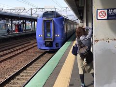 07:55 岩見沢駅。特急 宗谷、到着。

鉄子さんが頑張ってる。
それにしても宗谷のヘッドマーク、しょぼい。