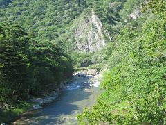 天狗岩が見えてきました。一面緑の中に断崖絶壁があるとさすがに目立ちます。