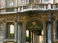 6枚目はローマに飛びます。
ローマにはローマ法皇を務めた貴族の個人コレクションを展示した個人美術館があります。

写真はドリヤパンフィーリ美術館の入り口です。
ホテルからはスマホのナビで歩いて行きました。
胸に入れたスマホが「目的地に到着しました」と言いました。
立派な入り口で驚きました。