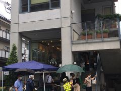 「カフェカブトヤマ」
「ツマガリ甲陽園本店」へ。
今回のお目当てのお店３軒目。
実は、、ここへ電車で来る場合は、ＪＲではなく阪急電車に乗らなければならないところ、間違えてＪＲ「さくら夙川」駅で降りてしまいました。
ＪＲ「さくら夙川」駅と阪急の「夙川」駅は少し離れていて、初めての場所で土地勘もなかったのでタクシーでお店まで向かうことにしました。
タクシーの運転手さんに行先を告げると、「あ～、いつもすごい行列が出来てますよ、今の時間も並んでるんじゃないかな」（←関西弁で）と言われ、改めて人気の凄さを感じました。
店に到着すると運転手さんが、「いつもより少ない！」と言ってました（笑）