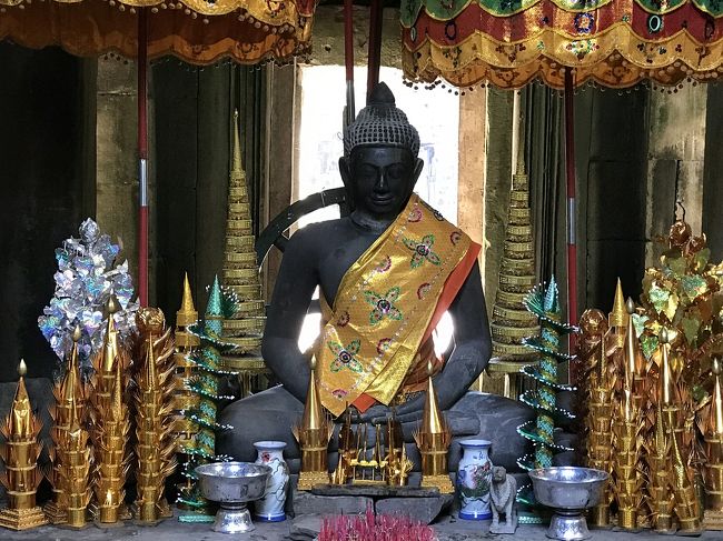 表参道から入って行くと近代的な仏像が置いてある。