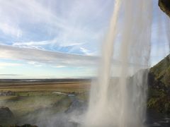 ちょっと戻って、Seljalandsfoss(１瀑目)へ。
駐車場から少しばかり歩くと、滝が近づいてきます。少しだけ登りますが、裏側から滝を見ることもできますし、少し先まであること、別の滝もあります。
アイスランド初日ということで、これがアイスランドの滝かと感慨深いものがありました。まだ、この時点では１日１瀑で毎日滝を見ることになるとは思ってなかったわけです。