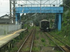 2020.07.19　博多ゆき特急みどり１８号車内
永尾で普通列車と行きかう。