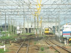 2020.07.19　博多ゆき特急みどり１８号車内
唐津線の列車が停車している久保田を通過。