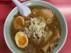 日が暮れて夕食は旭川駅の近く「梅光軒」で旭川ラーメンを食べ、２時間の高速ドライブ。途中大雨を経て22：00過ぎに札幌のホテルへチェックイン。