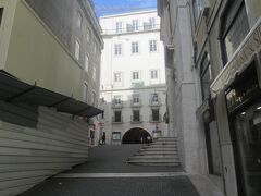 今日と明日のチケットを求めて
メトロの駅がありそうなところで下車