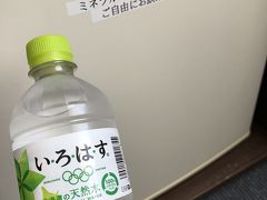 宿にチェックイン。
あれ？Gaivotaじゃないんだ。

部屋で一休みした後に温泉大浴場の露天風呂やタラソテラピー風呂などゆっくり堪能。
夕食（晩酌）前に、ぷらぷらと街の中を散歩しに。

中学校の前を歩いてるとき、向こうから来た男子3人組に「こんにちは」「こんにちはっす」って挨拶された。
「知らない人とは口きかないように」じゃなく「知らない人でも挨拶するように」って、そうやって育てられてきてるのかな、この町の子たちは。

川沿いを歩いてたら、向こうから来たウォーキング中のマダムに「こんばんは」って挨拶された。
ほんとは年下の私のほうから挨拶するべきだったんだろうな。
礼儀知らずでごめんなさい、マダム。