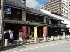 明治中期の博多の町家を移築復元した「博多町家」ふるさと館。実演・体験コーナーでは博多の伝統工芸の製作風景が見学でき、みやげ処もある。