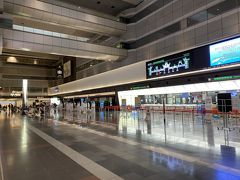 5：00 
羽田空港第1ターミナルにやってきました。
早すぎでまだチェックイン始まっていませんでした。
チェックインカウンターが開いたのは5：30からでした。
ただ、20人ほど並んでましたね。
