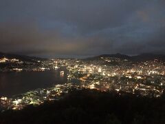 鍋冠山公園オススメ！！
無料で登れるし、
この夜景！

稲佐山が夜景スポット定番だけど
稲佐山とは反対側から街を見下ろすかんじになりますが
こっちでも十分きれいです。。

長崎の街
