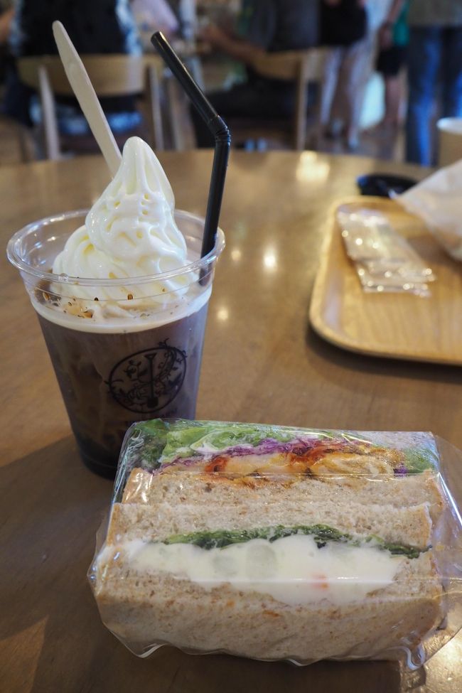 １２時、まずはランチをNAYA　CAFEでいただきます。<br />コーヒーフロートと照り焼きチキン＆ポテトサラダのサンドウィッチ。<br />おいしい！　満足！<br />室内もオープンテラスも満席でした。